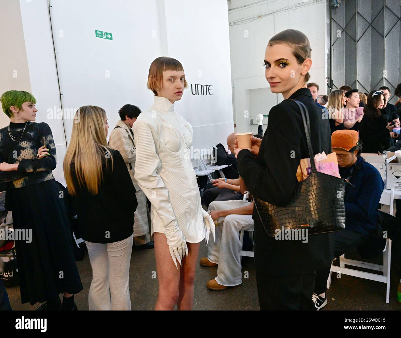 LONDON, ENGLAND: 20. Februar 2025: Backstage auf dem Fashion Hong Kong Runway & After Party AW25 in den Protein Studios, London, England. (Foto von 李世惠/siehe Li/Picture Capital) Stockfoto