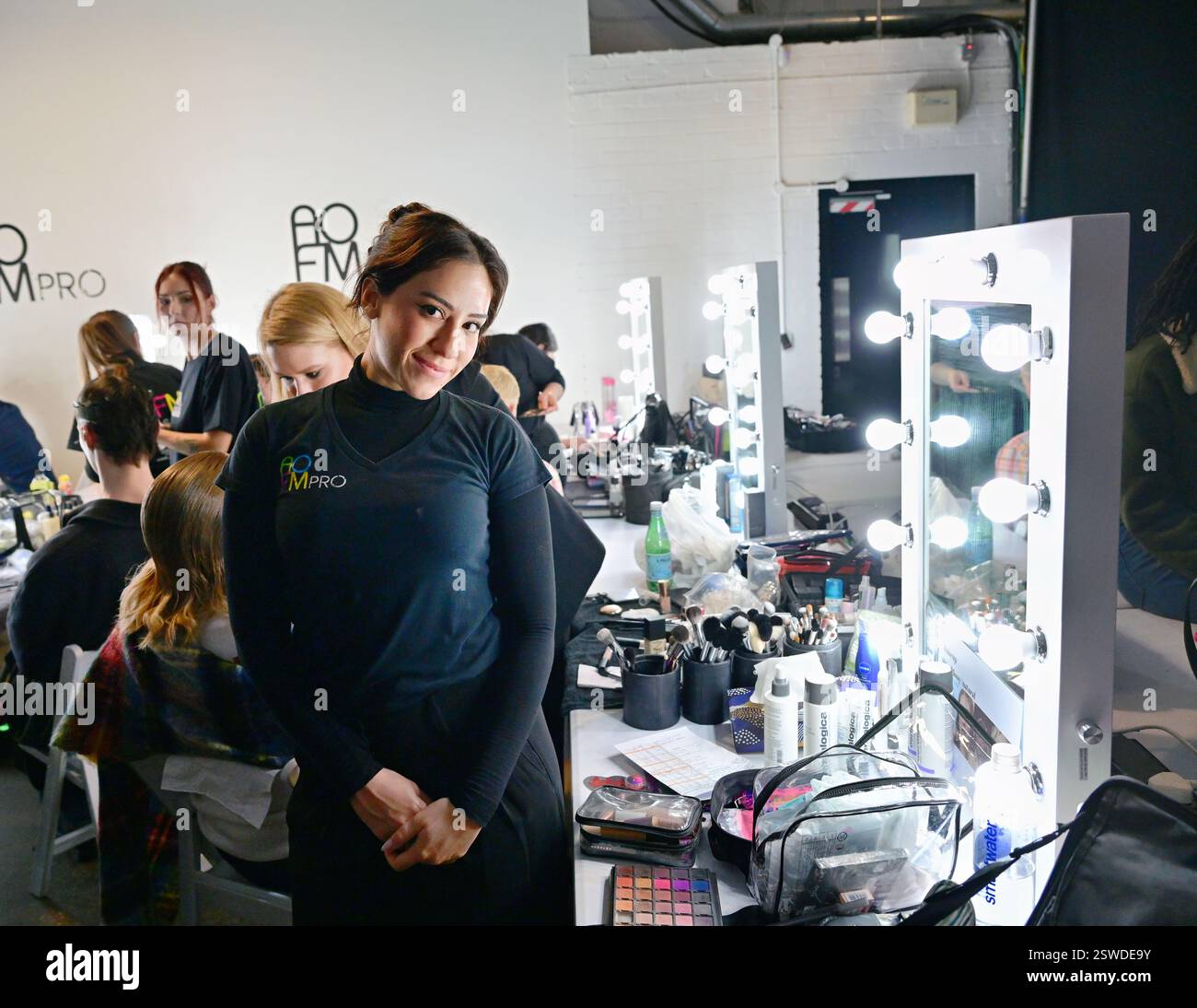 LONDON, ENGLAND: 20. Februar 2025: Backstage auf dem Fashion Hong Kong Runway & After Party AW25 in den Protein Studios, London, England. (Foto von 李世惠/siehe Li/Picture Capital) Stockfoto