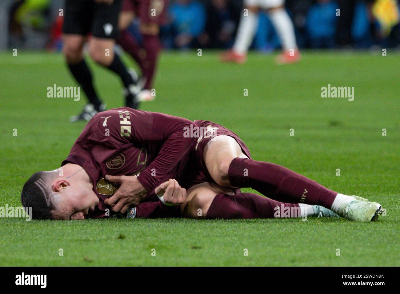 Madrid, Spanien. Februar 2025. Phil Foden von Manchester City war im zweiten Legspiel der UEFA Champions League zwischen Real Madrid und Manchester City im Santiago Bernabéu-Stadion zu sehen. Endergebnis: Real Madrid 3:1 Manchester City (Foto: David Canales/SOPA Images/SIPA USA) Credit: SIPA USA/Alamy Live News Stockfoto