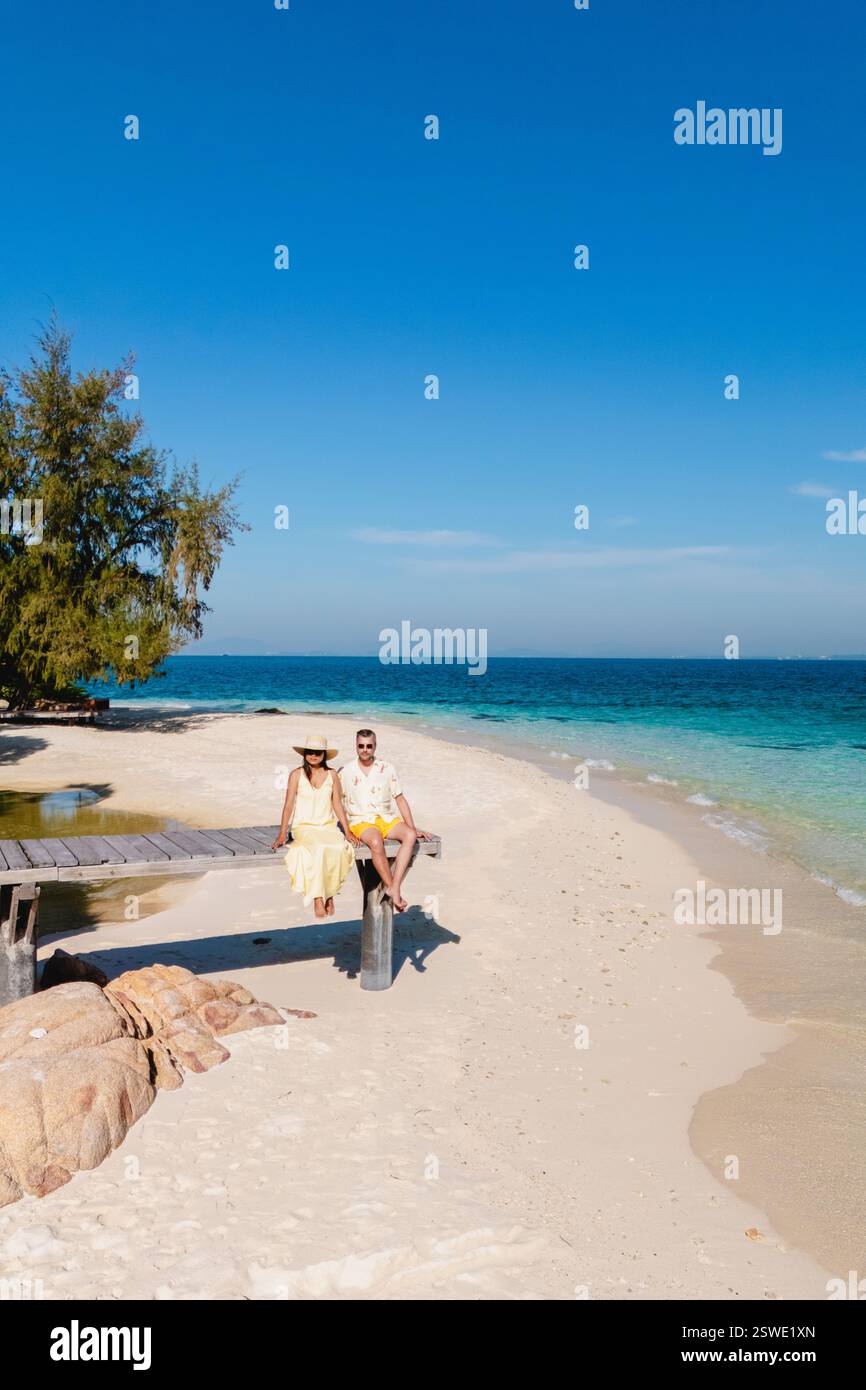 Romantischer Kurzurlaub auf Koh Munnork Island mit klarem Himmel und ruhigem Wasser Stockfoto