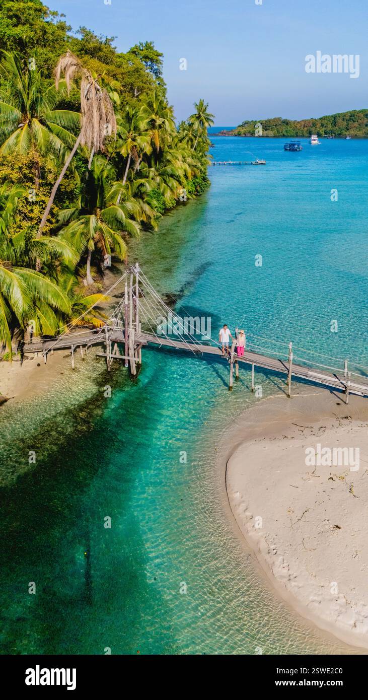 Ruhe am tropischen Strand von Koh Kood mit einer malerischen Holzbrücke und klarem Wasser Stockfoto