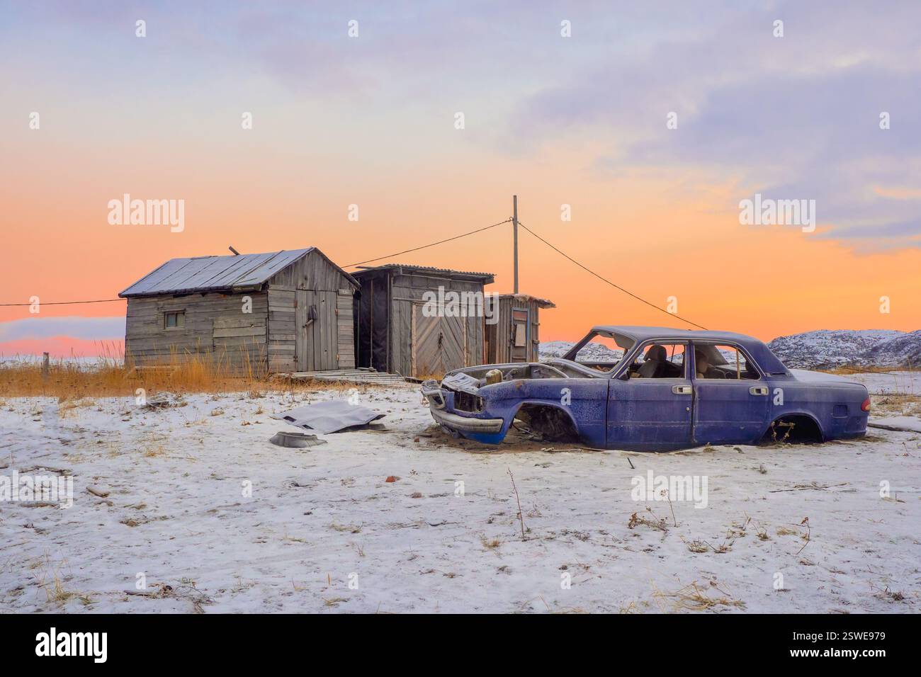 Altes zerlegtes Auto in den Garagen im authentischen Dorf Teriberka. Stockfoto