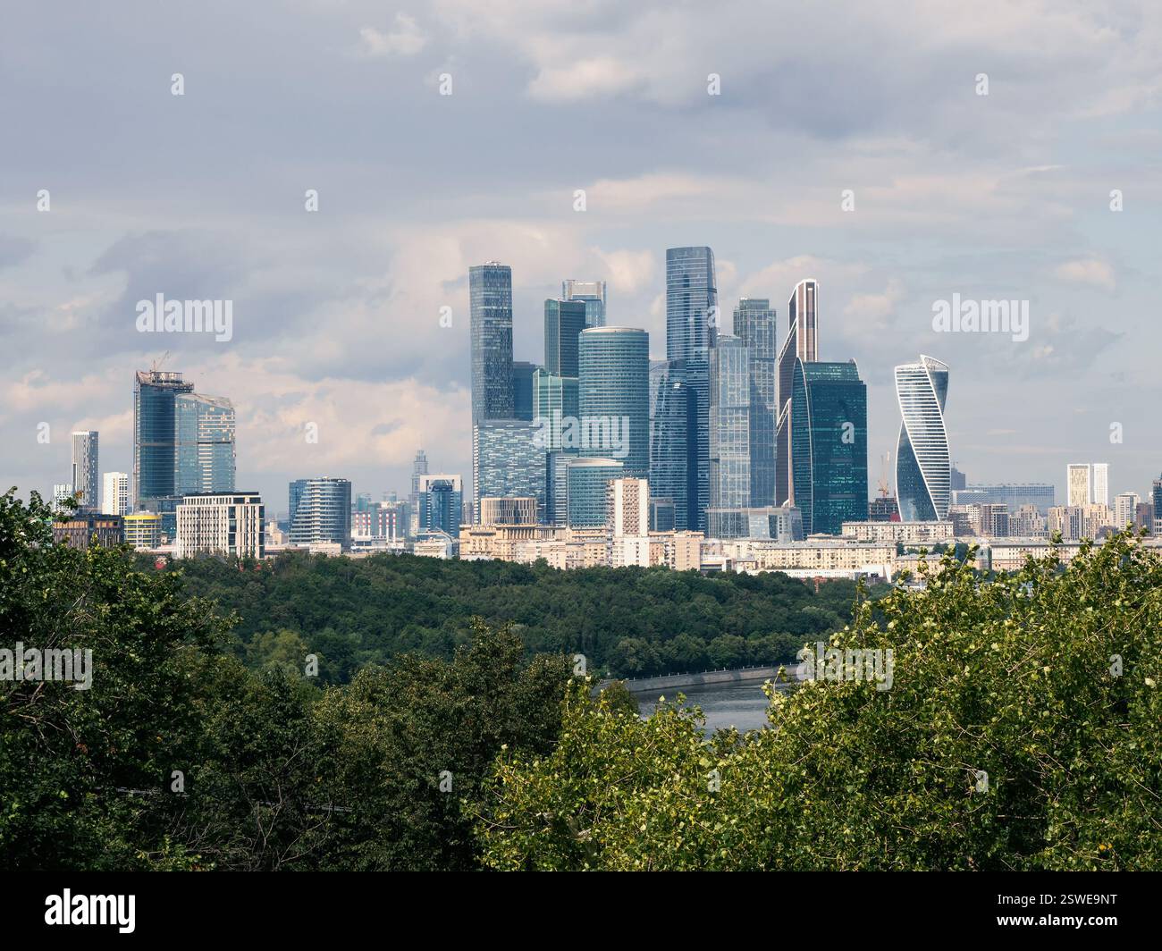 Sparrow Hills oder Vorobyovy Gory. Zentrale Gegend von Moskau. Blick auf das Moskauer International Business Center Stockfoto