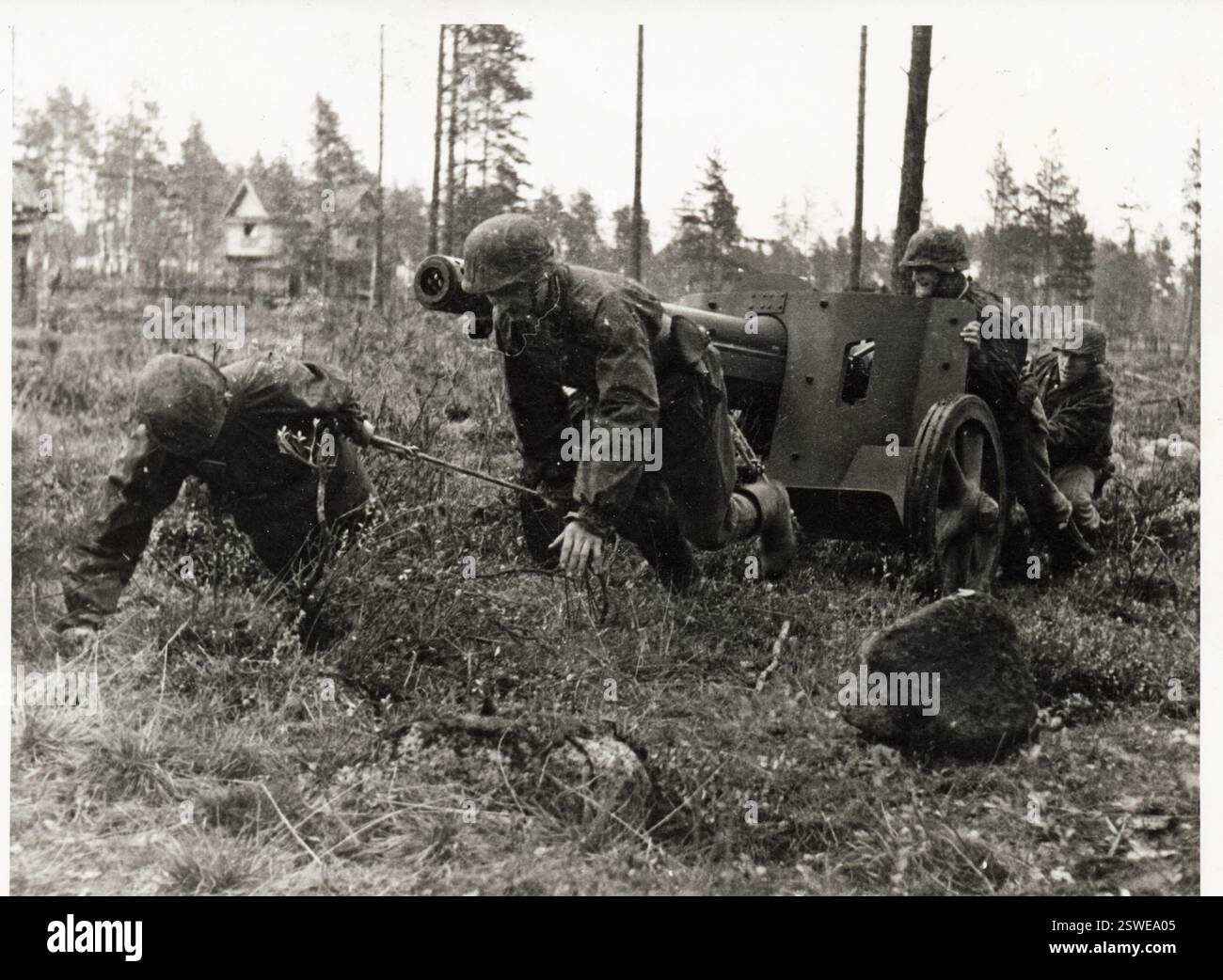 2. Weltkrieg Schwarzweißfoto deutsche Soldaten mit Panzerabwehrkanone an der Ostfront 1943. Die Männer sind ausländische Freiwillige, die in der Waffen-SS dienen Stockfoto