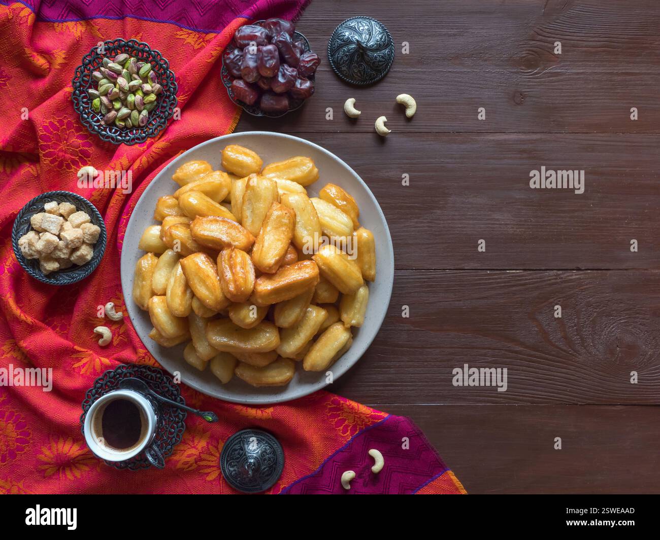 Tulumba Tatlisi: Traditionelle türkische Desserts Tulumba. Arabische Süßigkeiten feiern Eid Ramadan. Stockfoto