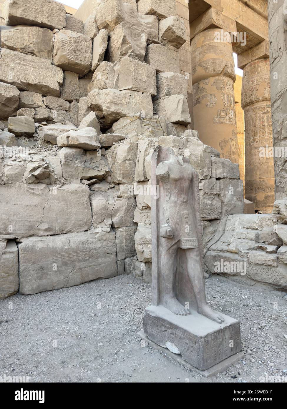 Gehen Sie zu Seite|12345...9Nächster kopflose Statue und die Ruinen am dritten Pylon des Karnak Tempelkomplexes, Luxor, Ägypten Stockfoto