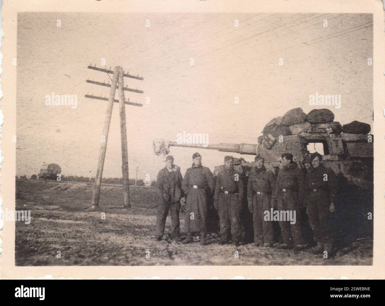 2. Weltkrieg Schwarzweiß Foto Deutsche Panzerbesatzung vor dem Mark LV Panzer an der Russischen Front 1942 Stockfoto