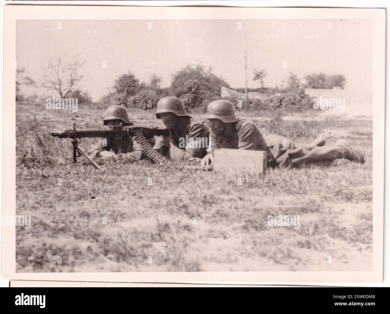 2. Weltkrieg Schwarzweißfoto Deutsche Soldaten trainieren auf einer MG42 die Männer stammen aus der 17. SS-Panzergrenadierdivision Gotz von Berlichingen Stockfoto
