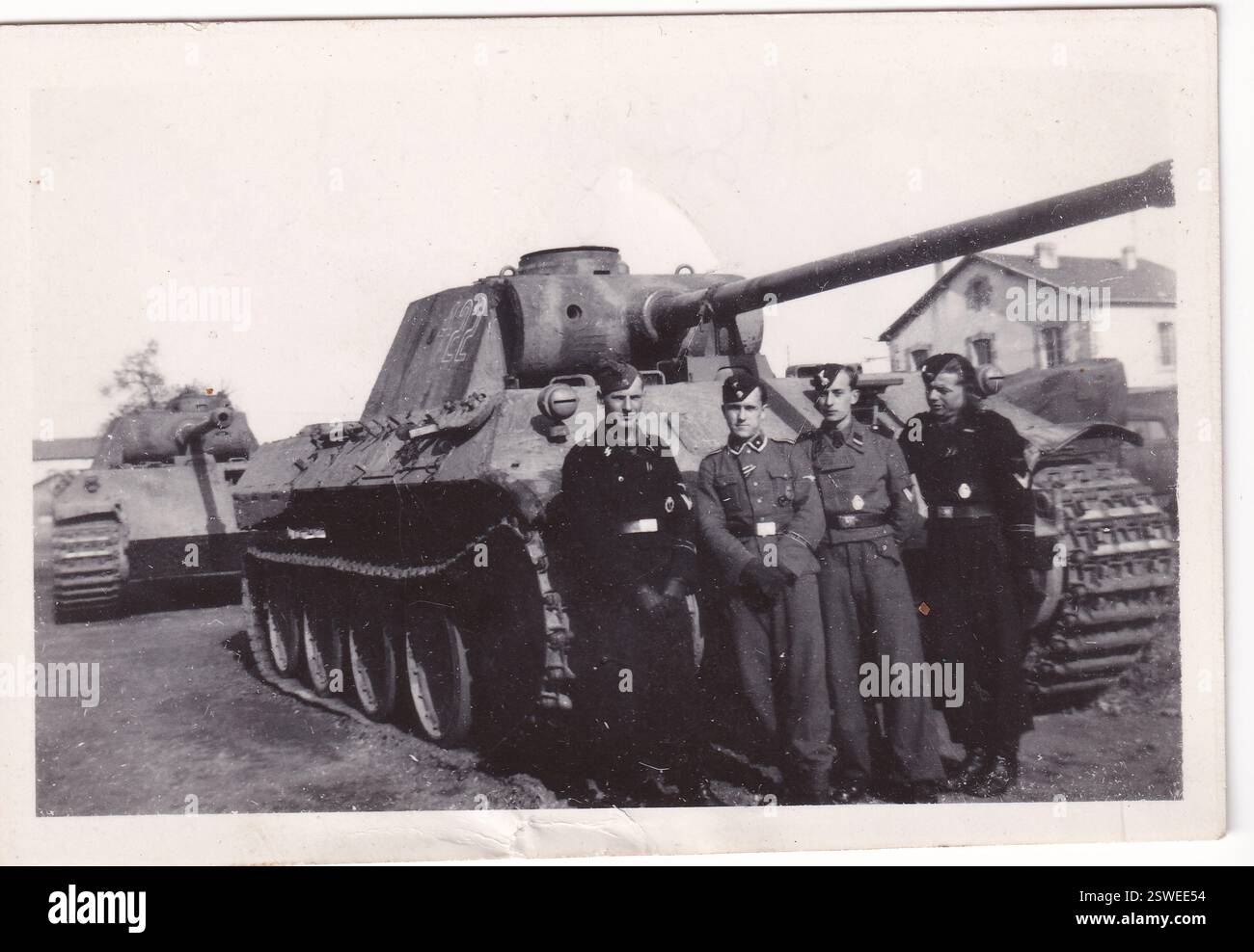 S&W-Foto des Zweiten Weltkriegs die Crew eines Panther-Panzers posiert davor. Die Männer sind von der 2. SS-Panzerdivision das Reich Stockfoto