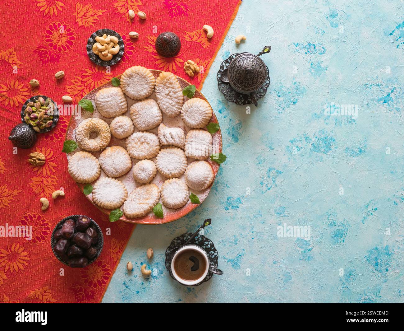 Ramadan Süßigkeiten Hintergrund. Cookies von El Fitr Islamischen Fest. Arabische Kekse Maamoul. Stockfoto