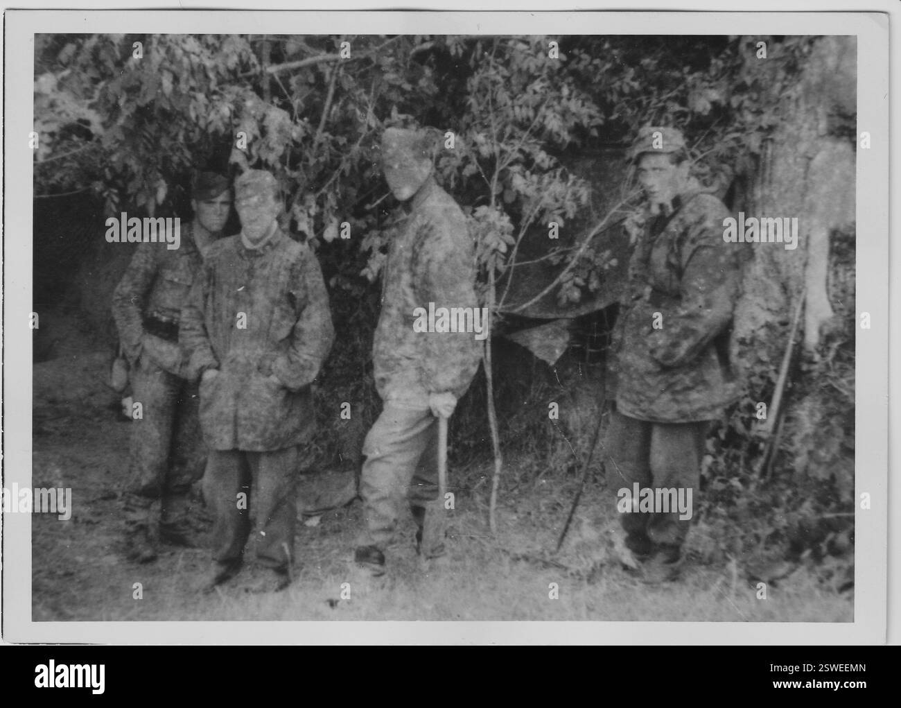 Weltkrieg zwei Schwarzweißfoto Deutsche Soldaten entspannen sich vom Training, noch in Camouflage Smocks Mitglieder der Gotz von Berlichingen 17. SS Panzergrenadier Div Im Jahr 1944 Stockfoto