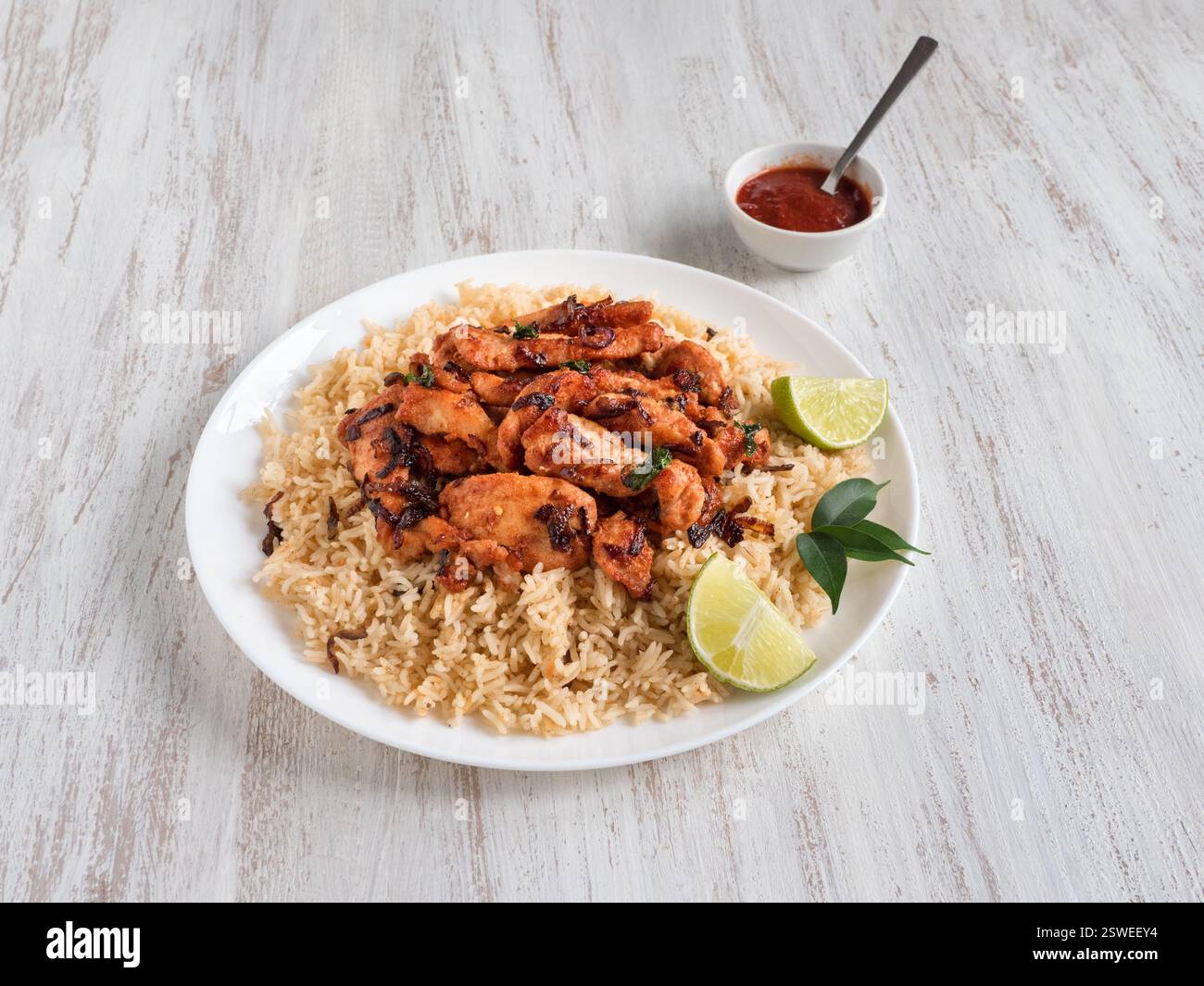 Hausgemachtes Hühnchen Biryani. Traditionelle arabische Speisenschalen Kabsa mit Fleisch Stockfoto