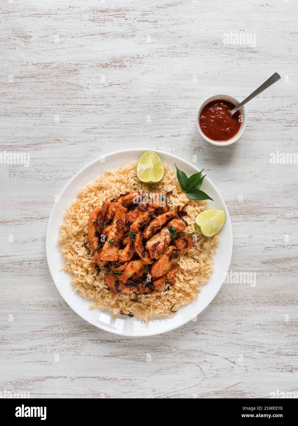 Hausgemachtes Hühnchen Biryani. Traditionelle arabische Speisenschalen Kabsa mit Fleisch Stockfoto