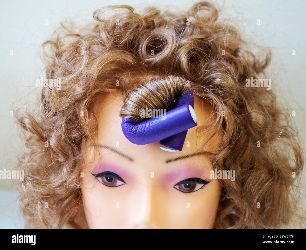 Flexible Lockenwickler am Kopf der Schaufensterpuppe. Stockfoto