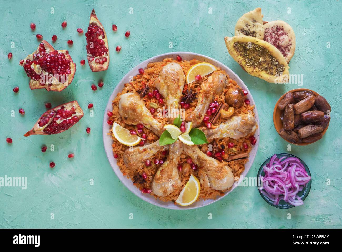 Hausgemachtes Huhn Biryani. Arabisch traditionelle Essensschalen Kabsa mit Fleisch. Draufsicht. Stockfoto