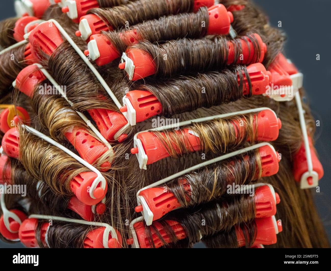 Perm-Training an einer Schaufensterpuppe in der Friseurschule Stockfoto