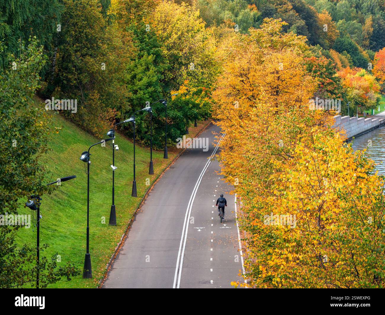 Vorobyovy blutige Böschung mit dem Fahrrad im Herbst. Öffentlicher Park Sparrow Hills in Moskau. Stockfoto