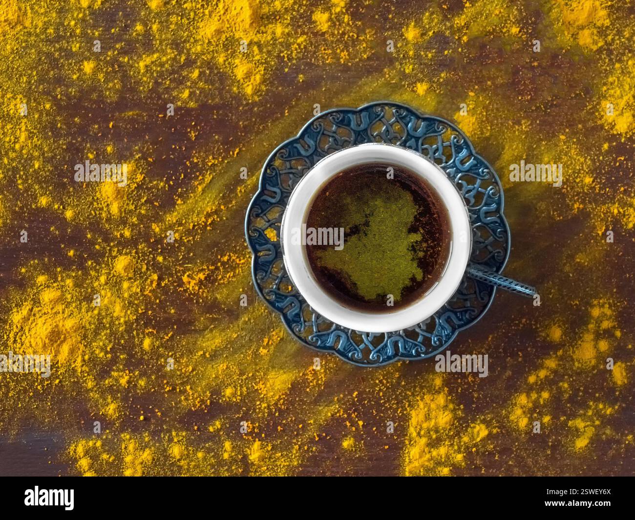 Traditionelle indische Küche. Schwarzer Kaffee mit Kurkuma Stockfoto