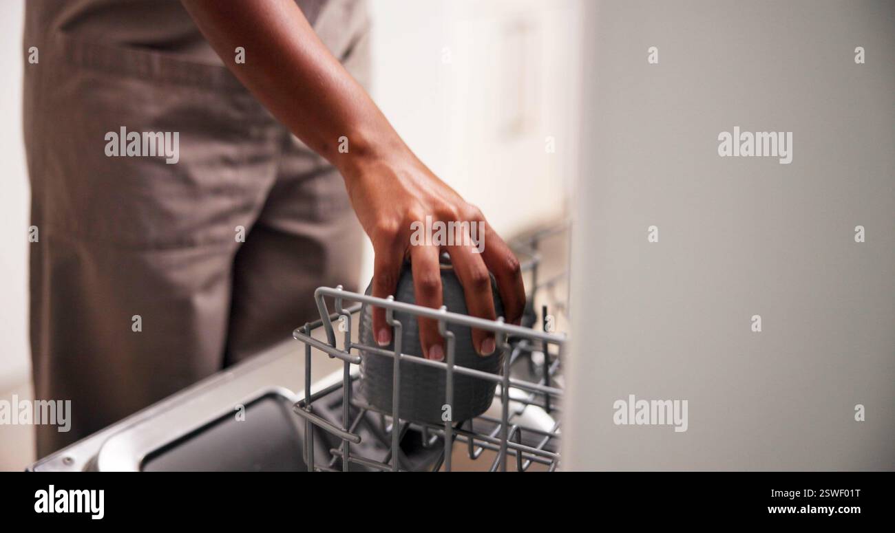 Reinigung, Hände und Laden Sie Geschirrspüler mit Tassen für den Reinigungsdienst, Hausarbeit oder Technologie. Hausarbeiten, Küche oder Person mit Geschirr in der Maschine Stockfoto