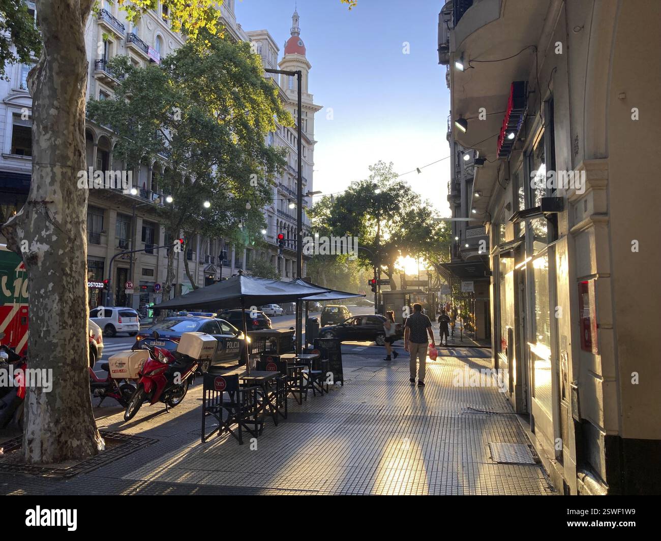 Warme Hintergrundbeleuchtung am Abend im Stadtzentrum von Buenos Aires, Argentinien, Südamerika Stockfoto