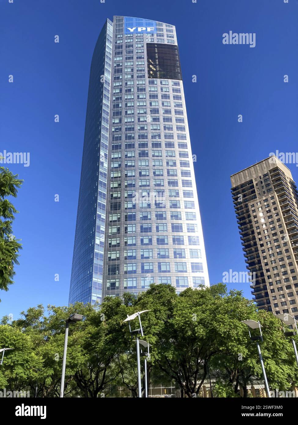 Das Torre YPF-Gebäude, Hauptsitz des gleichnamigen Erdölunternehmens in Buenos Aires, Argentinien, Südamerika Stockfoto