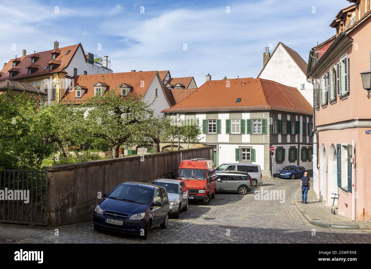 Kleiner Obstgarten zwischen schmalen Häusern, Bergstadt Bamberg, Bayern, Deutschland, Europa Stockfoto