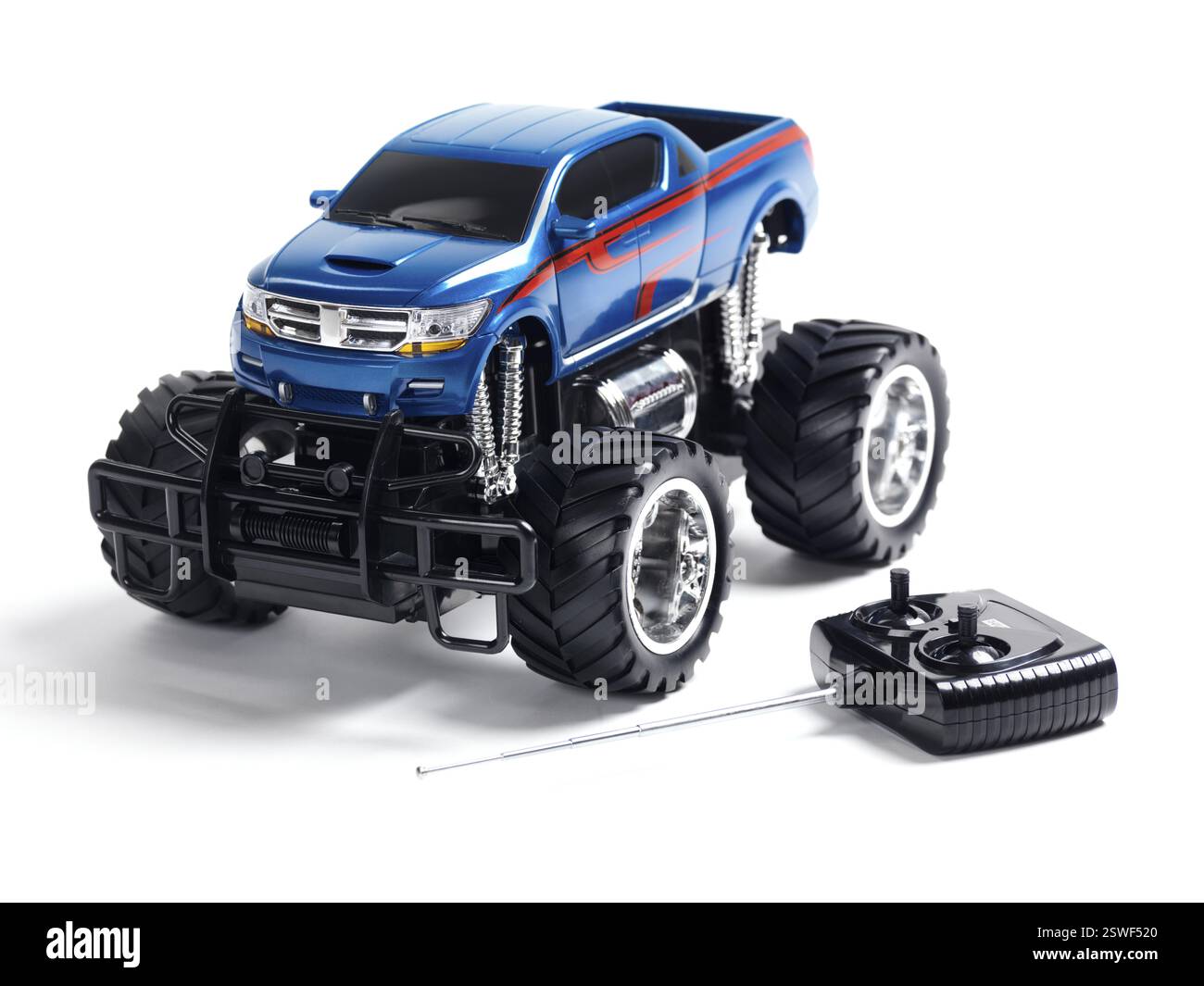 Ferngesteuerte Spielzeug-Monster-Truck mit einer Fernbedienung, die isoliert auf weißem Hintergrund Stockfoto