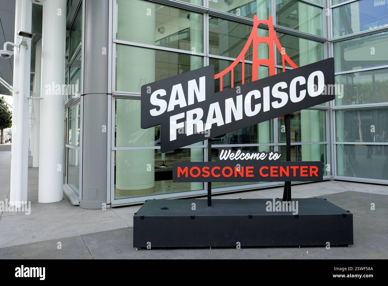 Begrüßungsschild im George R. Moscone Convention Center; das Moscone Center ist ein Tagungs- und Ausstellungskomplex in San Francisco, Kalifornien. Stockfoto