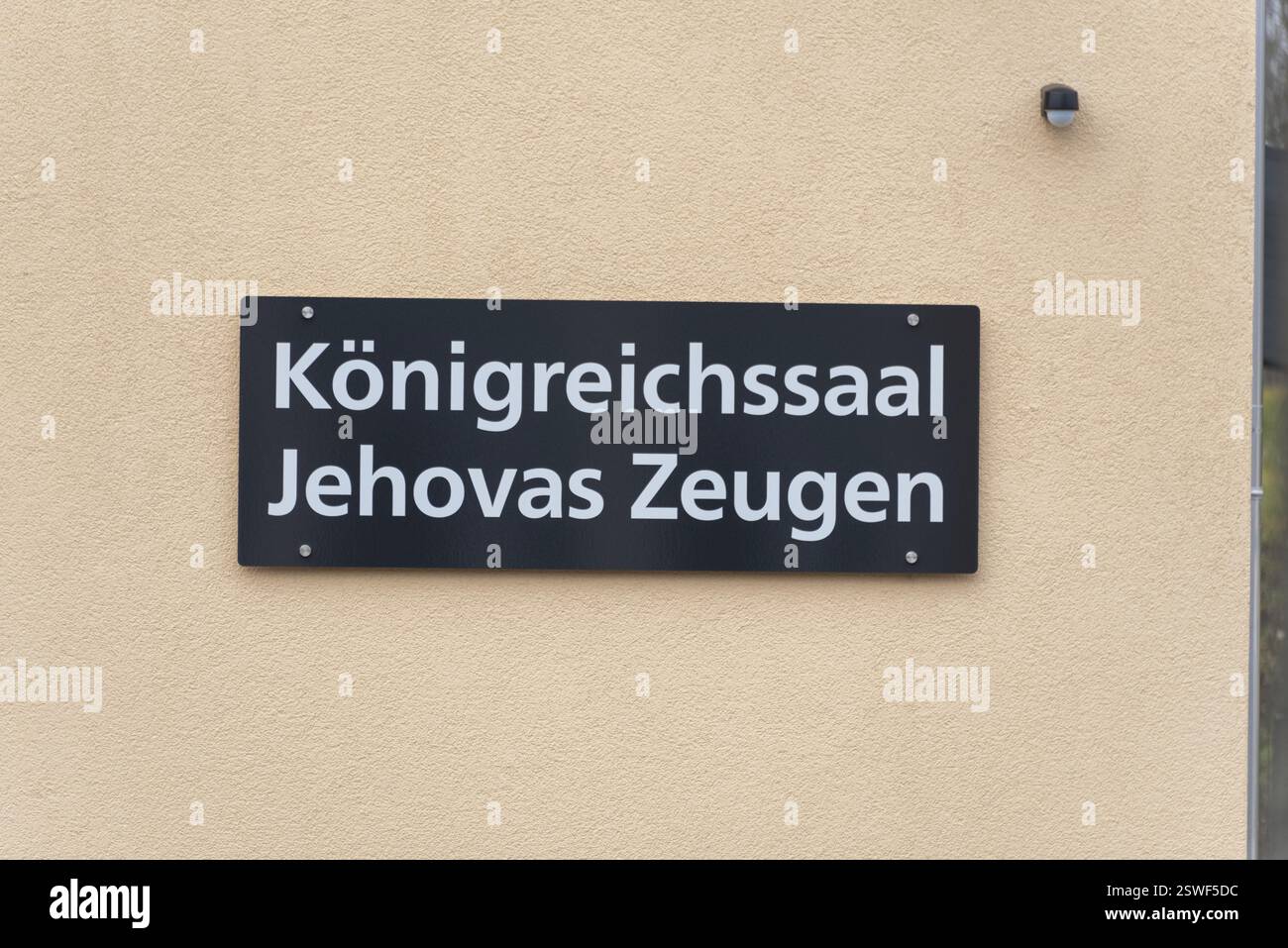 Schwarzes Schild mit der Aufschrift "Königssaal der Zeugen Jehovas" an einer Mauer, Magdeburg, Sachsen-Anhalt, Deutschland, Europa Stockfoto