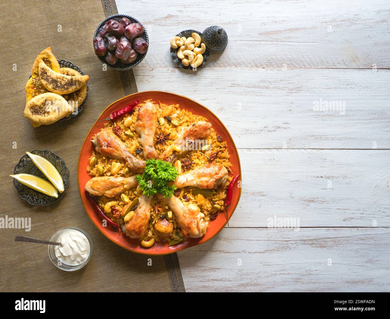 Mandi Kabsa – Arabisches Huhn mit Mandeln und Reis. Hühnchen Kabsa. Stockfoto