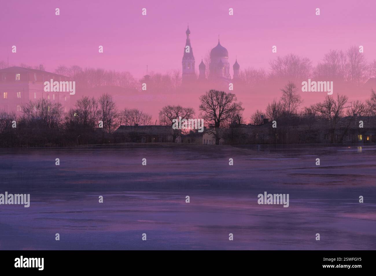 Ein mystischer Tempel am Himmel. Doppelbelichtung der Tempellandschaft vor dem Hintergrund eines violetten Winteraufbruchs. Stockfoto