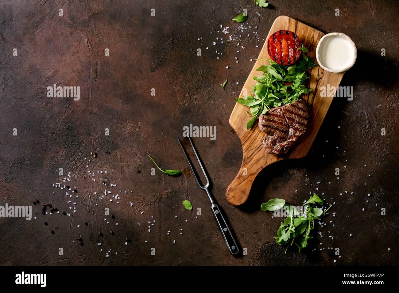 Gegrilltes Rindersteak mit cremiger Sauce und gegrilltem Gemüse Stockfoto
