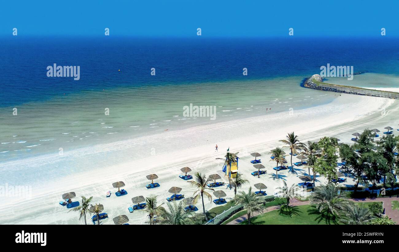 Urlaub Urlaub Strand Hintergrund. Ajman. Landschaft mit Strand am Arabischen Golf. Ajman. VAE. Stockfoto
