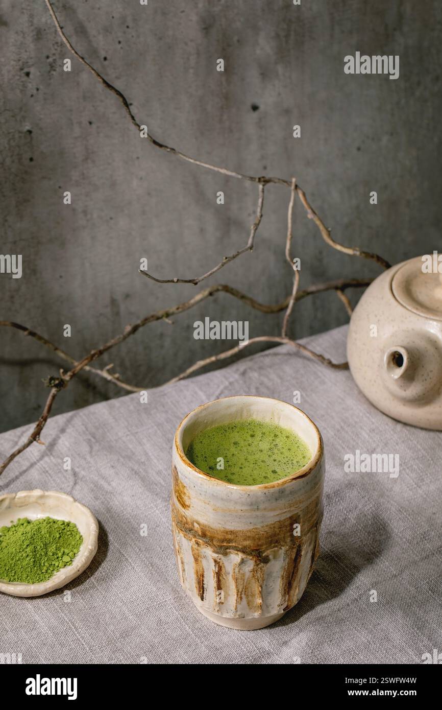 Traditioneller heißer grüner Tee Matcha in Keramikbecher Stockfoto