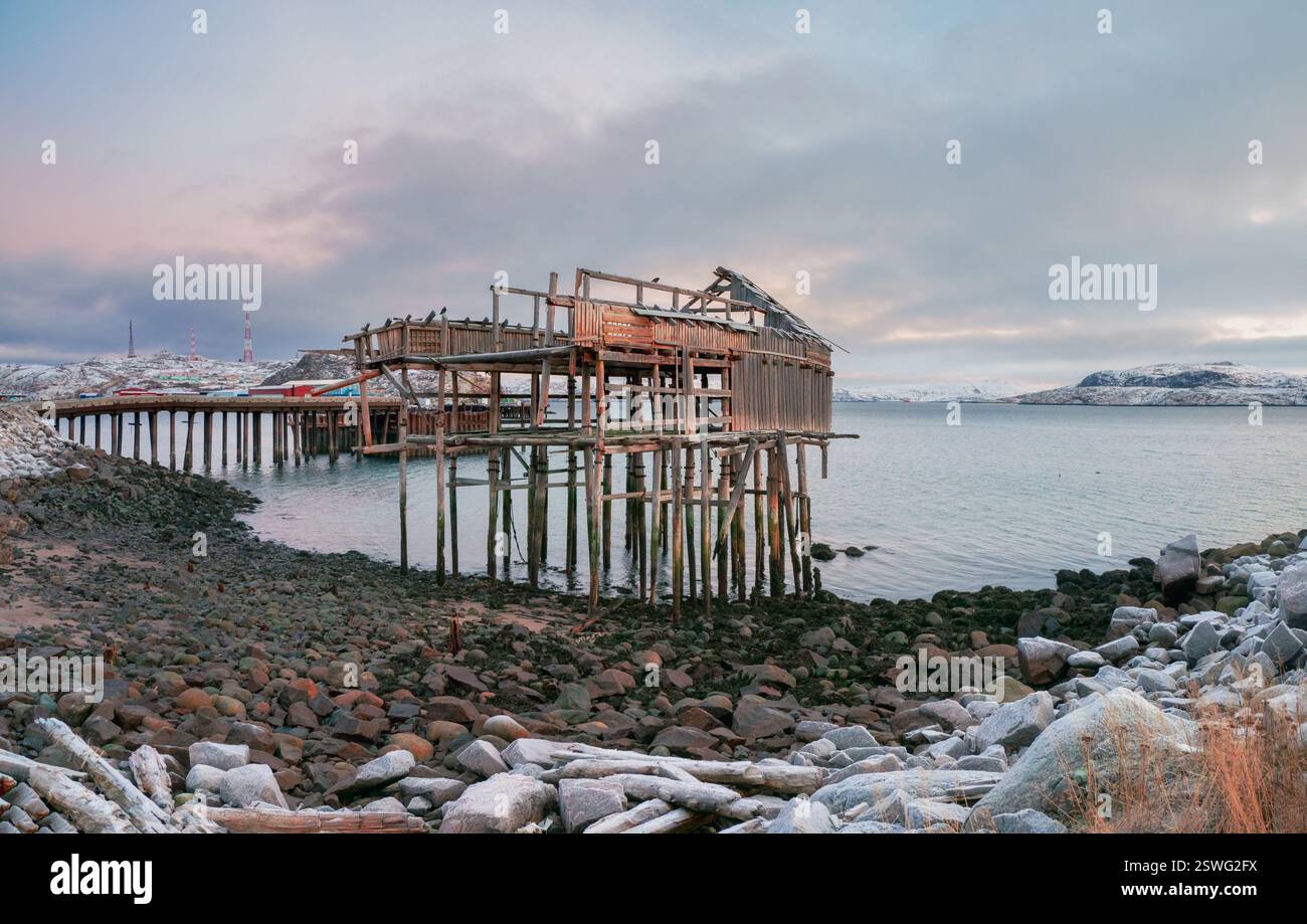 Das Skelett eines Fischschuppen am Strand. Verlassenes Haus am arktischen Himmel. Altes authentisches Dorf Teriberka. Stockfoto