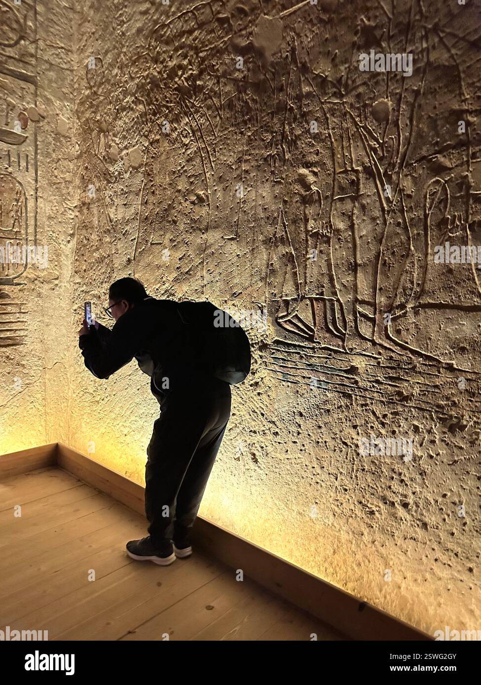 Silhouette eines Mannes, der ein Foto am Großen Tempel von Abu Simbel in Ägypten macht Stockfoto