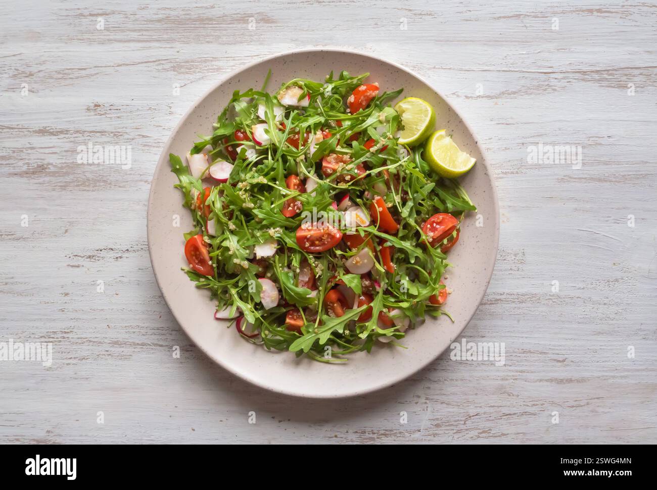 Bio-Salat mit Rucola und Quinoa. Stockfoto