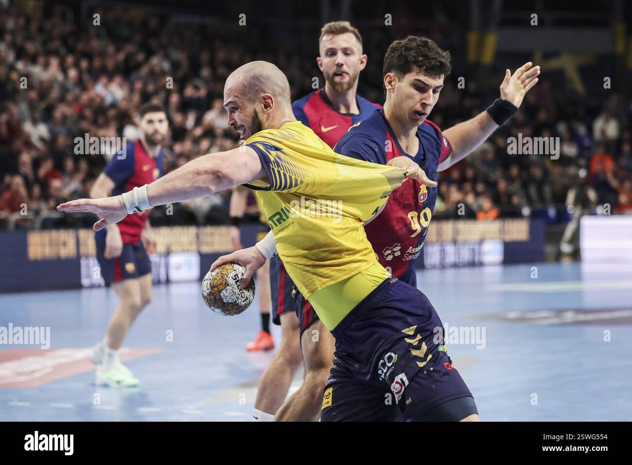 Artsem Karalek von Industria Kielce und Javier Rodriguez vom FC Barcelona während der EHF Champions League, Gruppenphase, Handballspiel zwischen dem FC Barcelona und Industria Kielce am 20. Februar 2025 im Palau Blaugrana in Barcelona, Spanien Stockfoto
