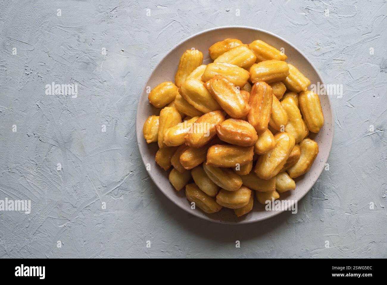 Tulumba Tatlisi: Traditionelle türkische Desserts Tulumba. Arabische Süßigkeiten feiern Eid Ramadan. Stockfoto