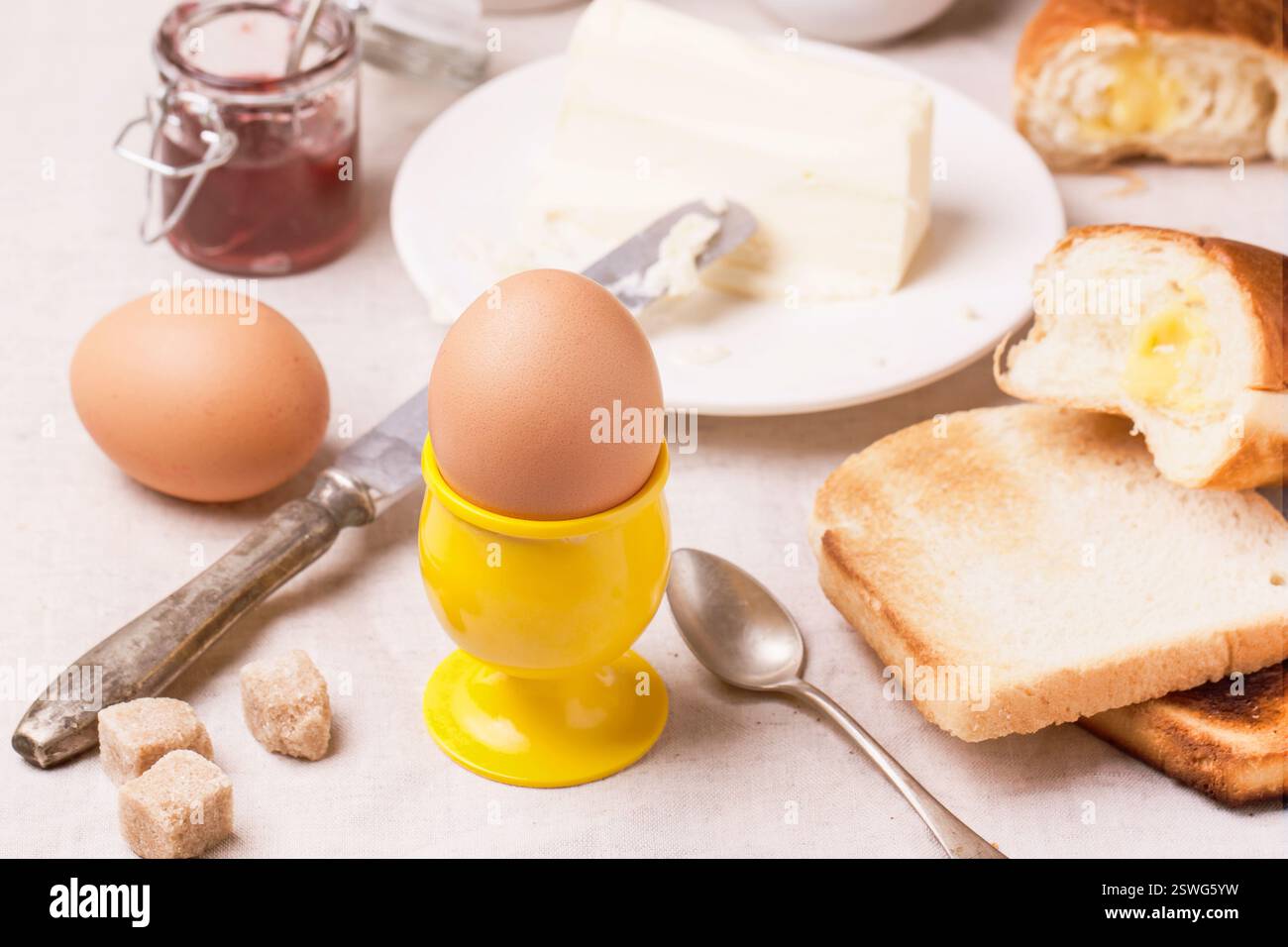 Frühstück mit Eiern Stockfoto