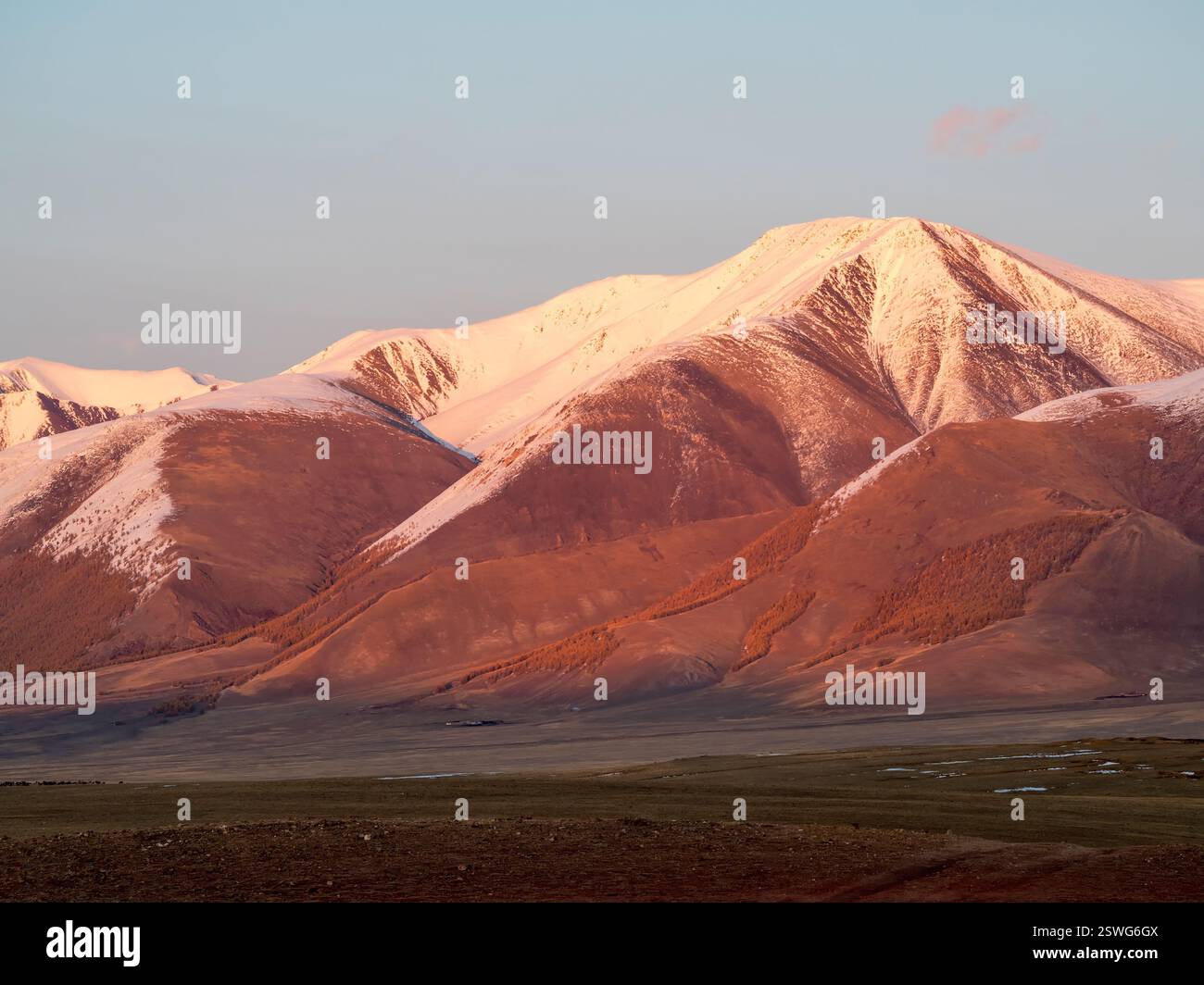 Rote Berge sind bei Sonnenuntergang mit Schnee bedeckt. Altai Berge. Wunderschöne Hochlandlandschaft. Stockfoto