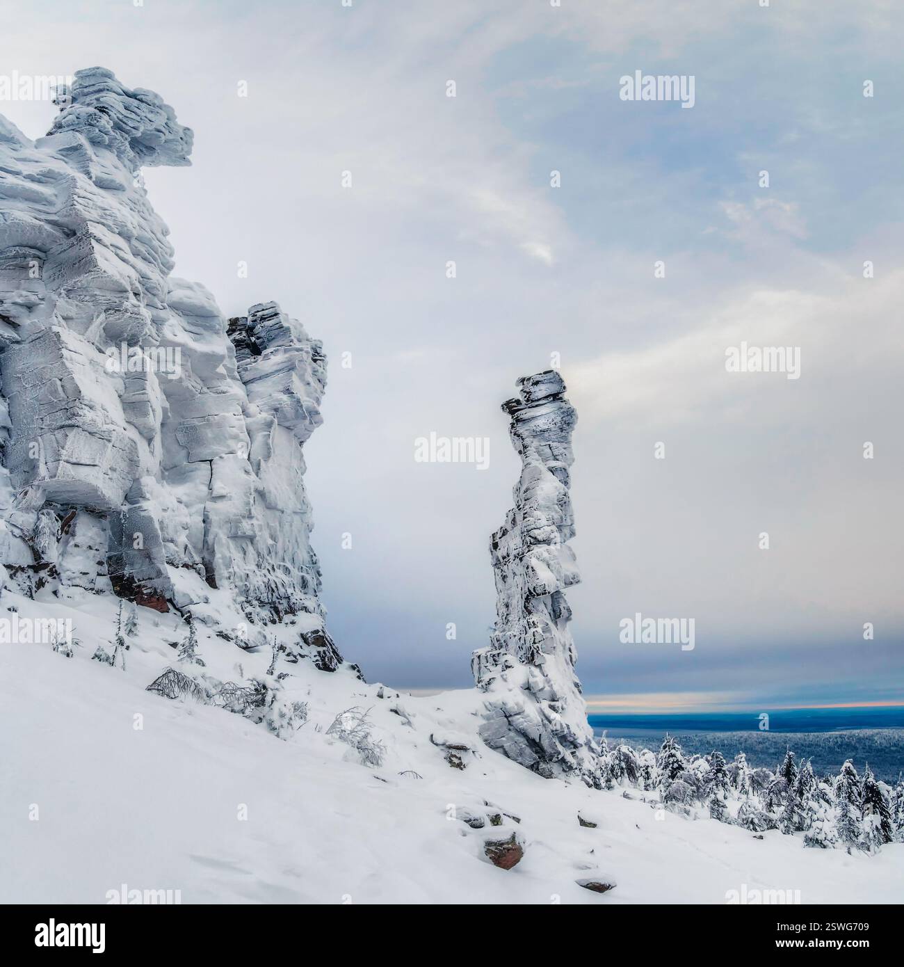 Natursteinstatuen, Felssäulen, Witterungspfosten. Stockfoto
