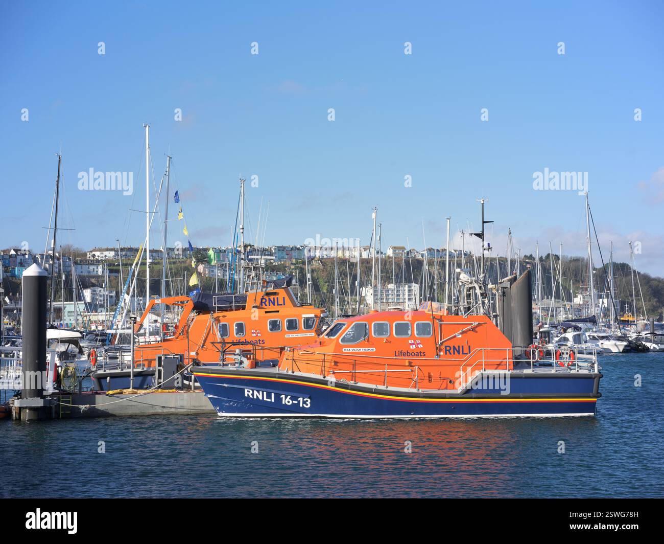 RNLI Rettungsboote liegen im Hafen von Brixham, Devon, England. Stockfoto
