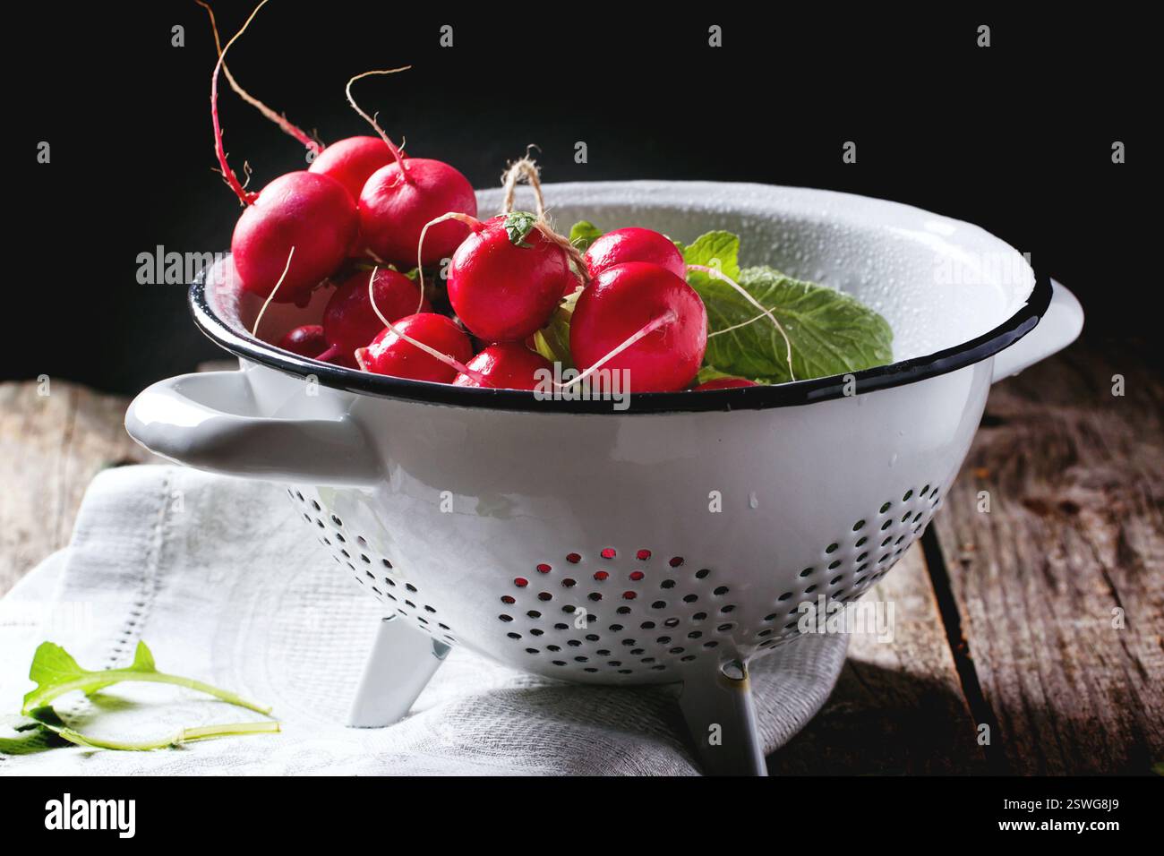 Radieschen in weißem Sieb Stockfoto