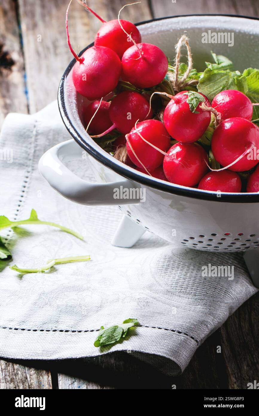 Radieschen in weißem Sieb Stockfoto