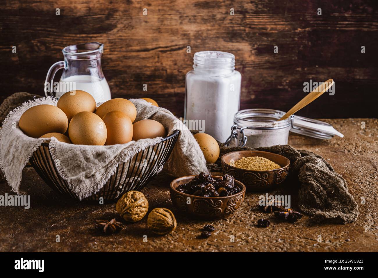 Verschiedene Backzutaten auf rustikalem Bronzetisch. Vorbereitung für das Backen zu Hause. Stockfoto