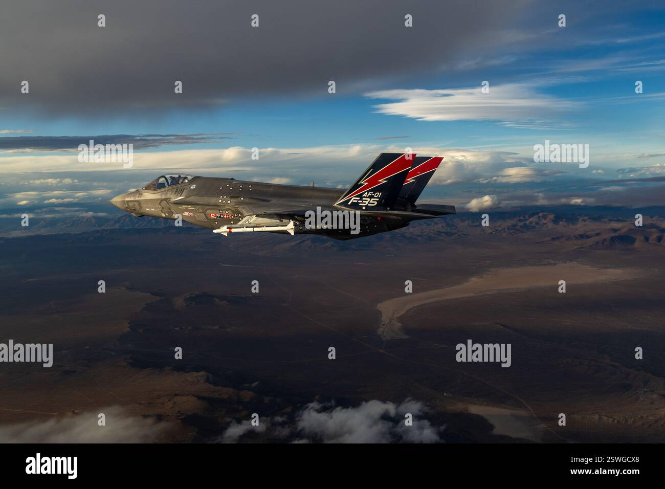 Lieutenant Ethan 'Soft Kitty' Albrecht fliegt AF-1 während einer Flugwissenschaftsmission und testet die sichere Trennung von GBU-38-Waffen auf externen Stationen der F Stockfoto