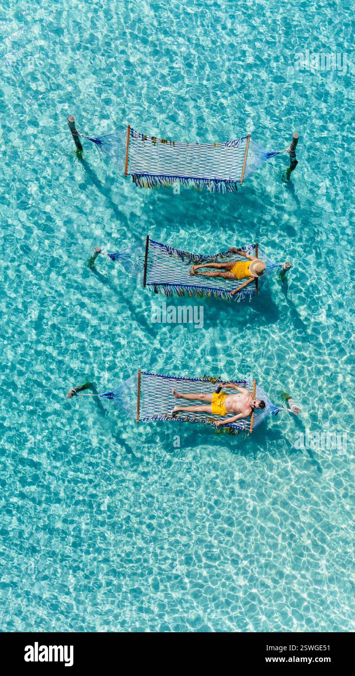 Entspannen Sie sich auf Hängematten über türkisfarbenem Wasser in Koh Kood, Thailand für einen ruhigen Urlaub Stockfoto