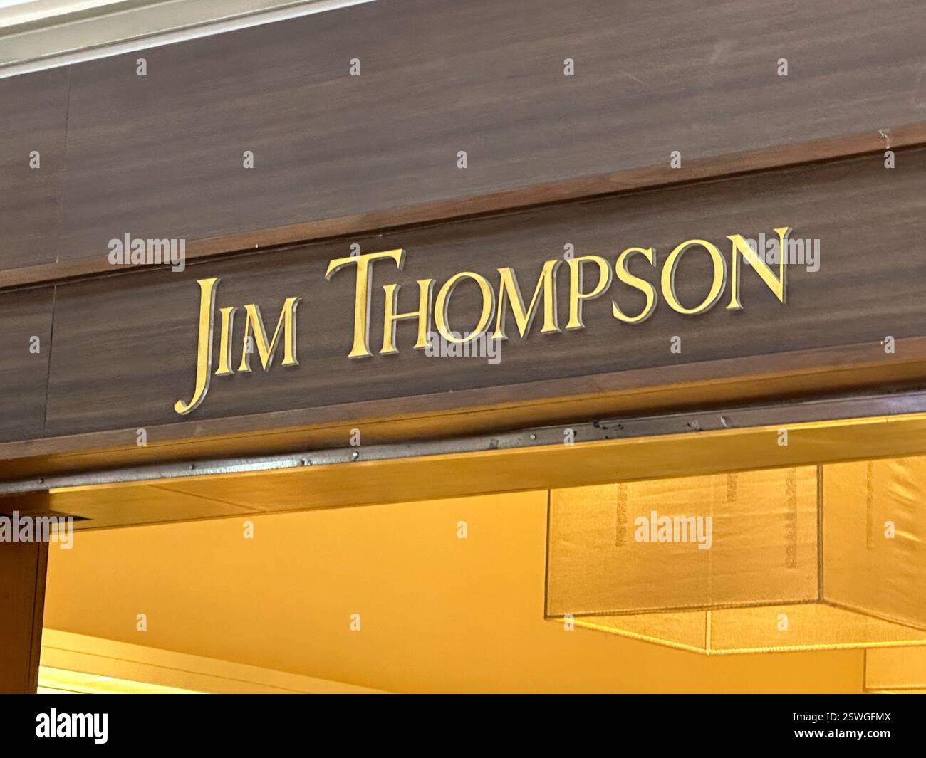 Bangkok, Thailand - 3. Januar 2024: Jim Thompson Ladenschild. Es ist eine berühmte thailändische Seidenmarke in Thailand. - Smartphone-aufgenommenes Stockfoto