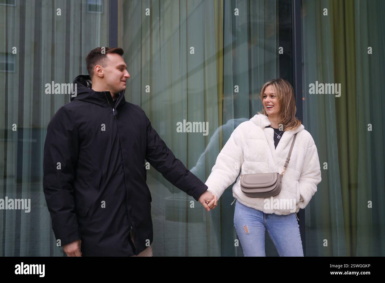 Romantisches verliebtes Paar, das Hände hält Stockfoto
